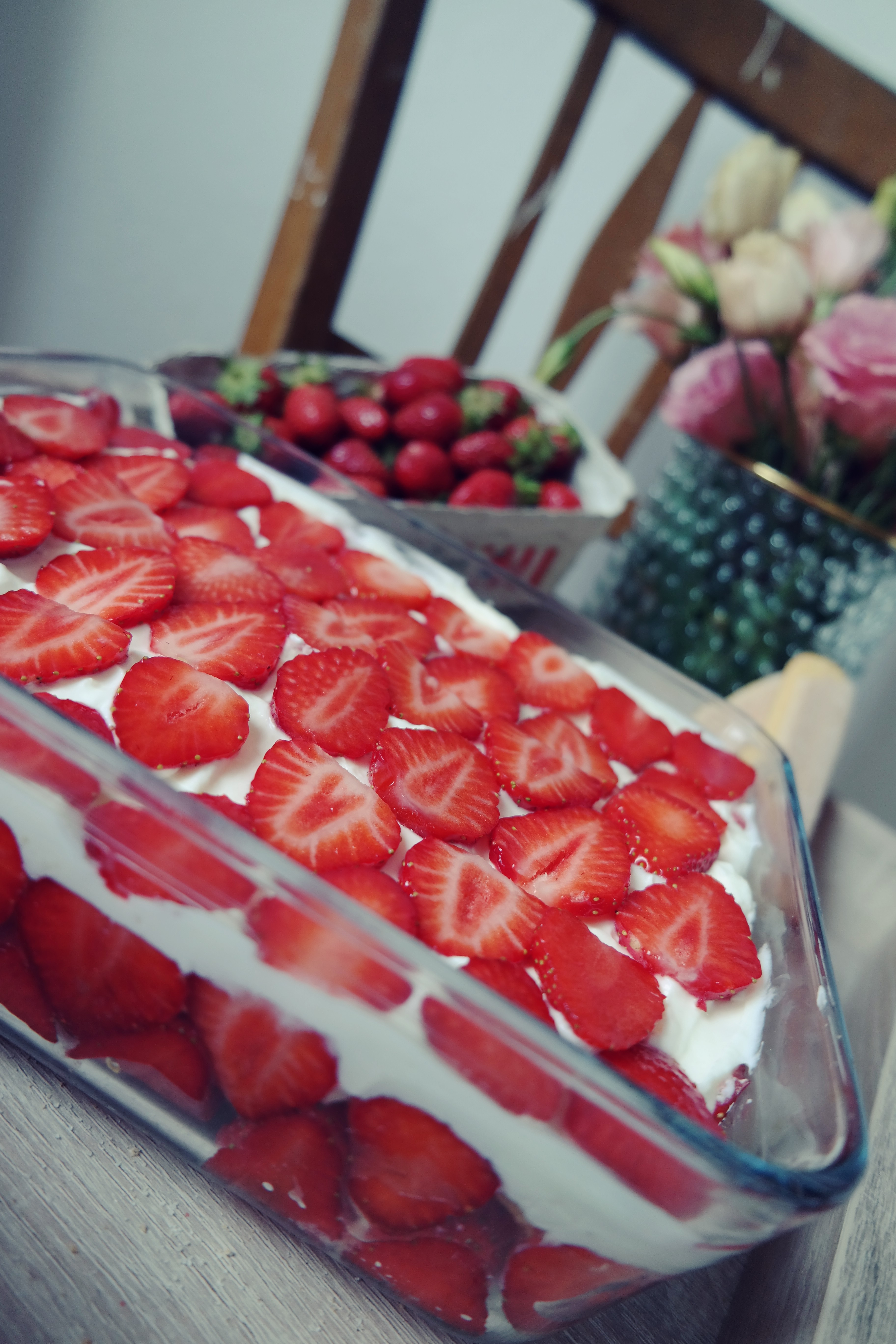 Sommer Tiramisu mit frischen Erdbeeren - LILA + GLÜCKLICH
