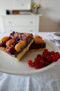Hefeteig mit Mohn und Obst