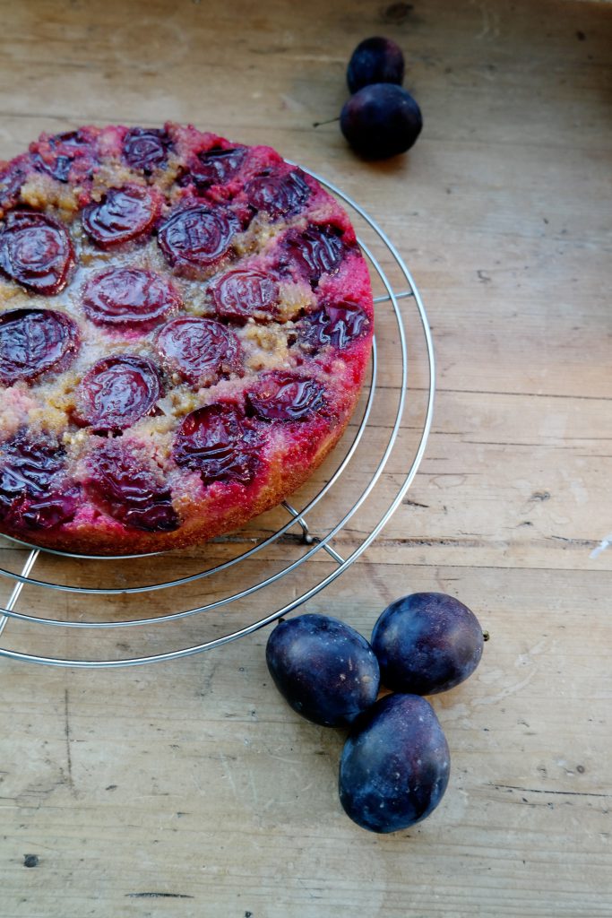 Polenta Kuchen mit Zwetschgen - LILA + GLÜCKLICH