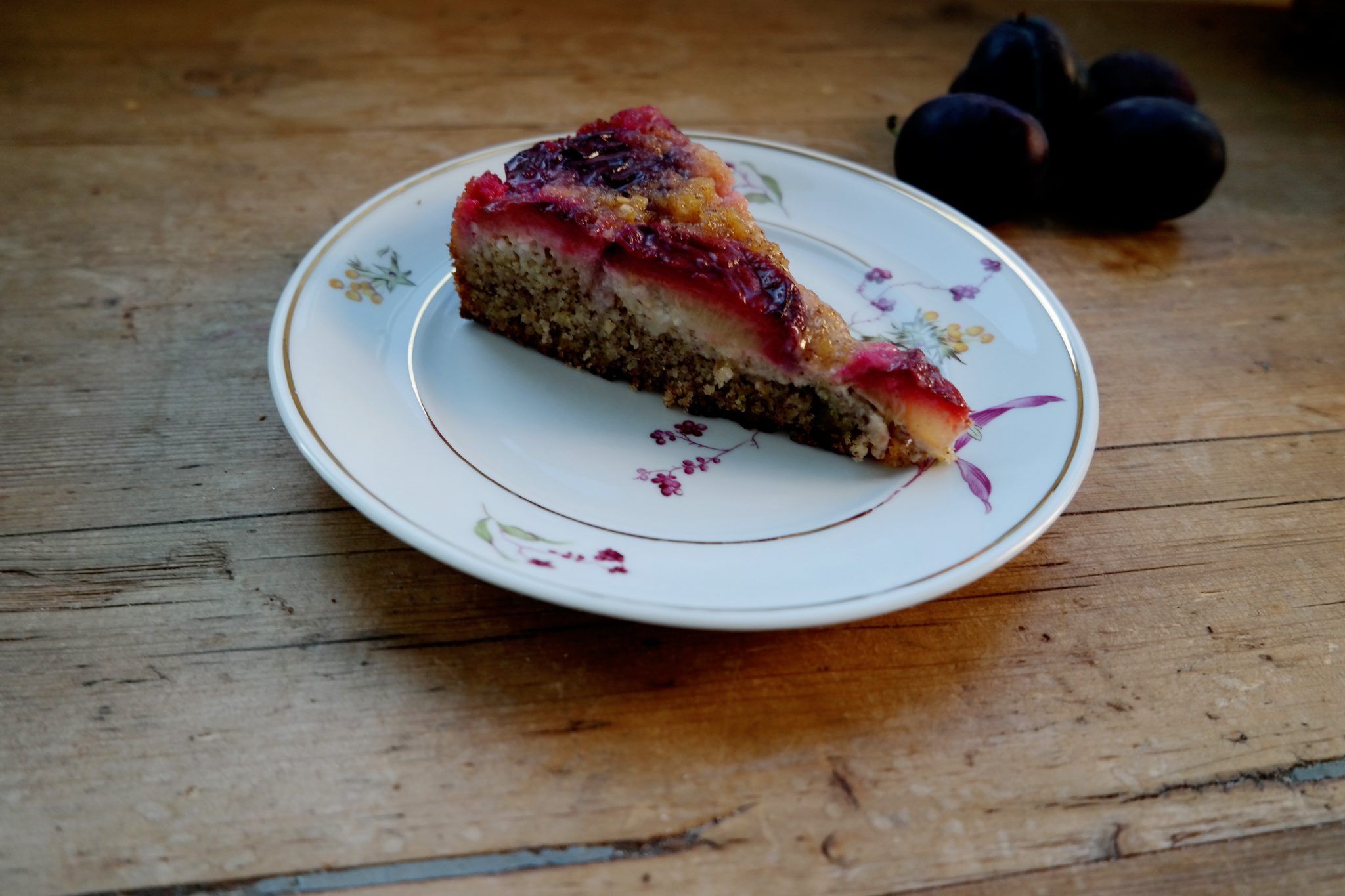 Polenta Kuchen mit Zwetschgen - LILA + GLÜCKLICH