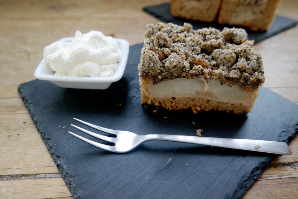 Grießkuchen mit Birnen und Nussstreuseln