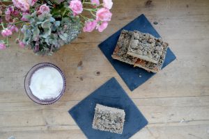 Grießkuchen mit Birnen und Nussstreuseln