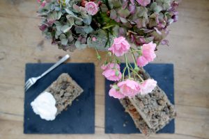 Grießkuchen mit Birnen und Nussstreuseln